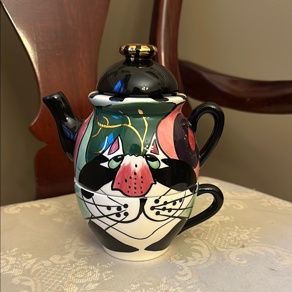SWAK Lynda Corneille signed cat teapot for one in mint condition